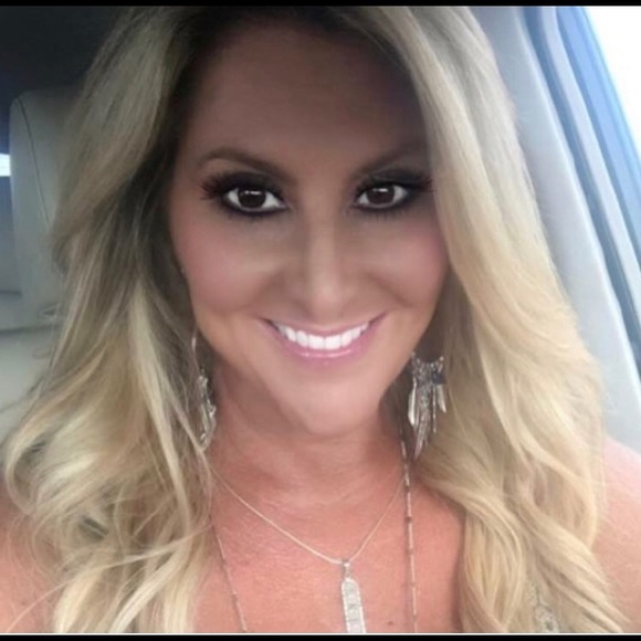 Meet your Posher, Beth - Picture 1 of 3